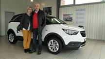 Familie Brunner aus Bettlach mit ihrem Opel Crossland X